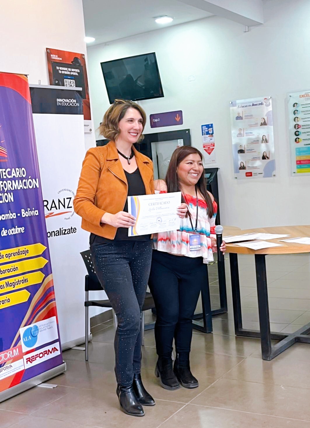 Jefa de Carrera Leslie Villanueva representa a ENAC en II Encuentro Bibliotecario Interamericano